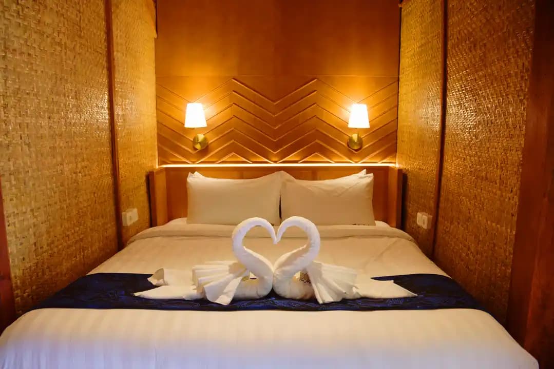 Warm premier suite with woven wall panels and a king bed