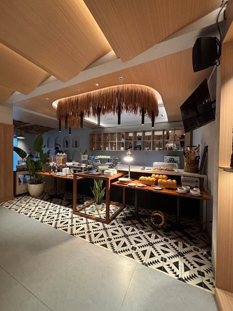 Warm buffet corner at Hoya Lounge